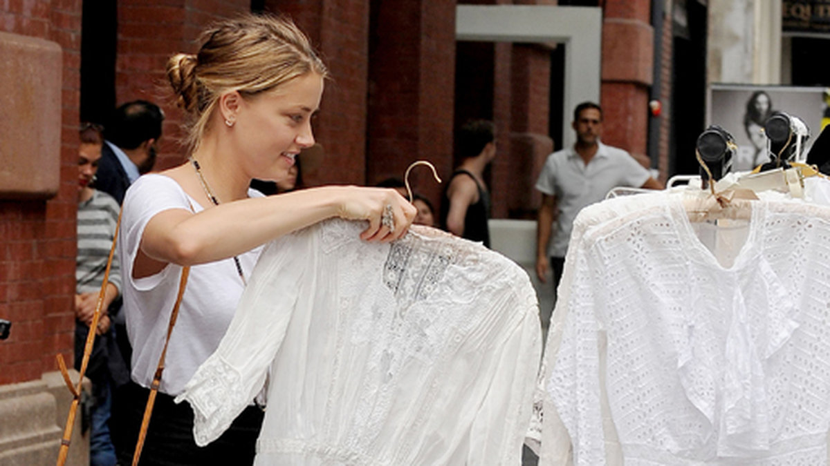 Amber Heard köper en second hand-klänning i New York.