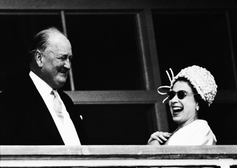 Drottningen skämtar med sin ridlärare Cecil Boyd-Rochfort 1965, året då hon med sitt tyska statsbesök skulle förnya banden till kontinenten. Bilden är dock tagen i England.