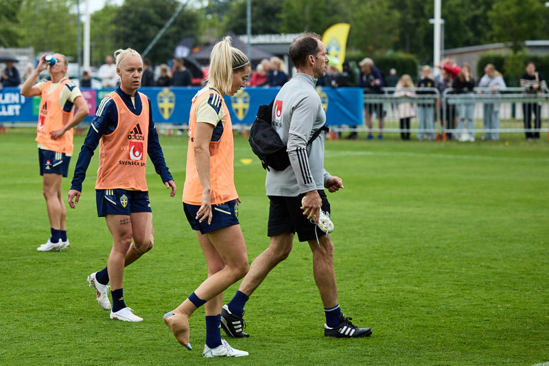 Linda Sembrant linkar av träningen i Båstad med en lindad fot.