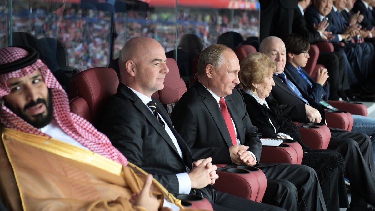 Saudiarabiens kronprins Mohammed bin Salman, Fifa-presidenten Gianni Infantino och Rysslands president Vladimir Putin när Saudiarabien mötte värdnationen i öppningsmatchen av VM 2018 i Ryssland. Arkivbild.