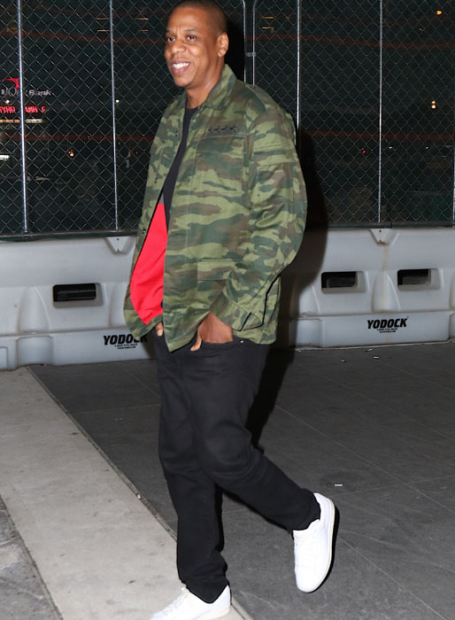 Jay-Z ser ut att vara på strålande humör när han lämnar sitt kontor i New York. Jay-Z ser ut att vara på strålande humör när han lämnar sitt kontor i New York.