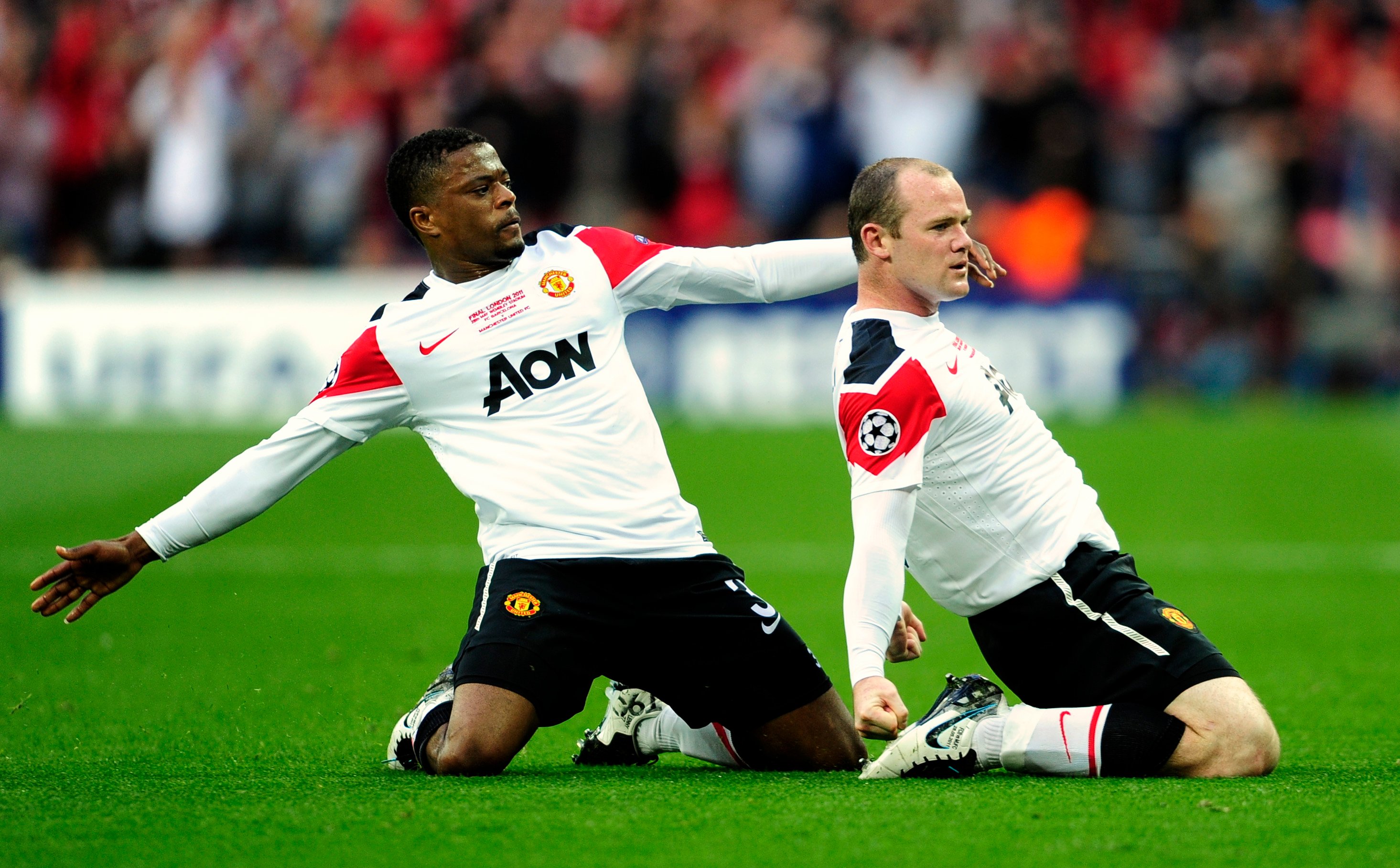 Evra och Rooney chillar i Unitedtröjan. 