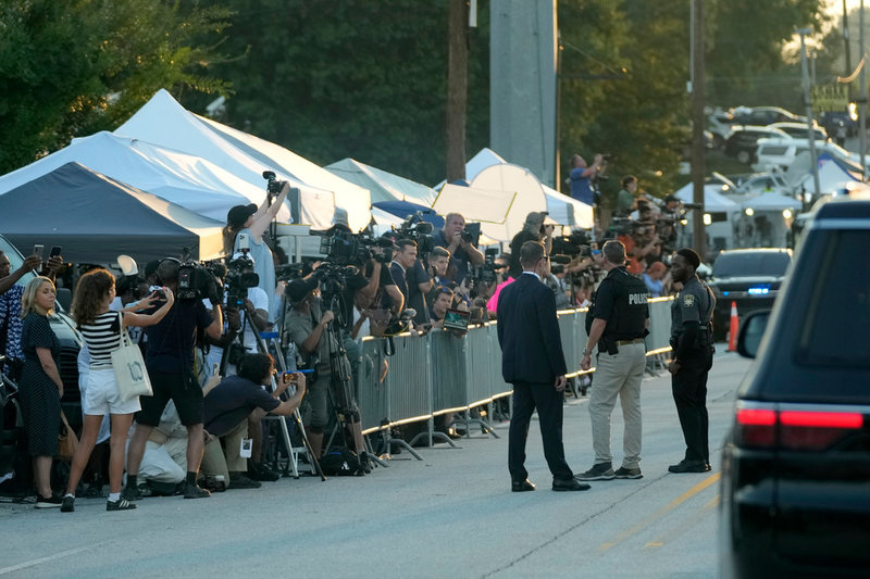 Medier direktsände från Fulton County Jail i Atlanta i Georgia, när expresident Donald Trump inställde sig där.