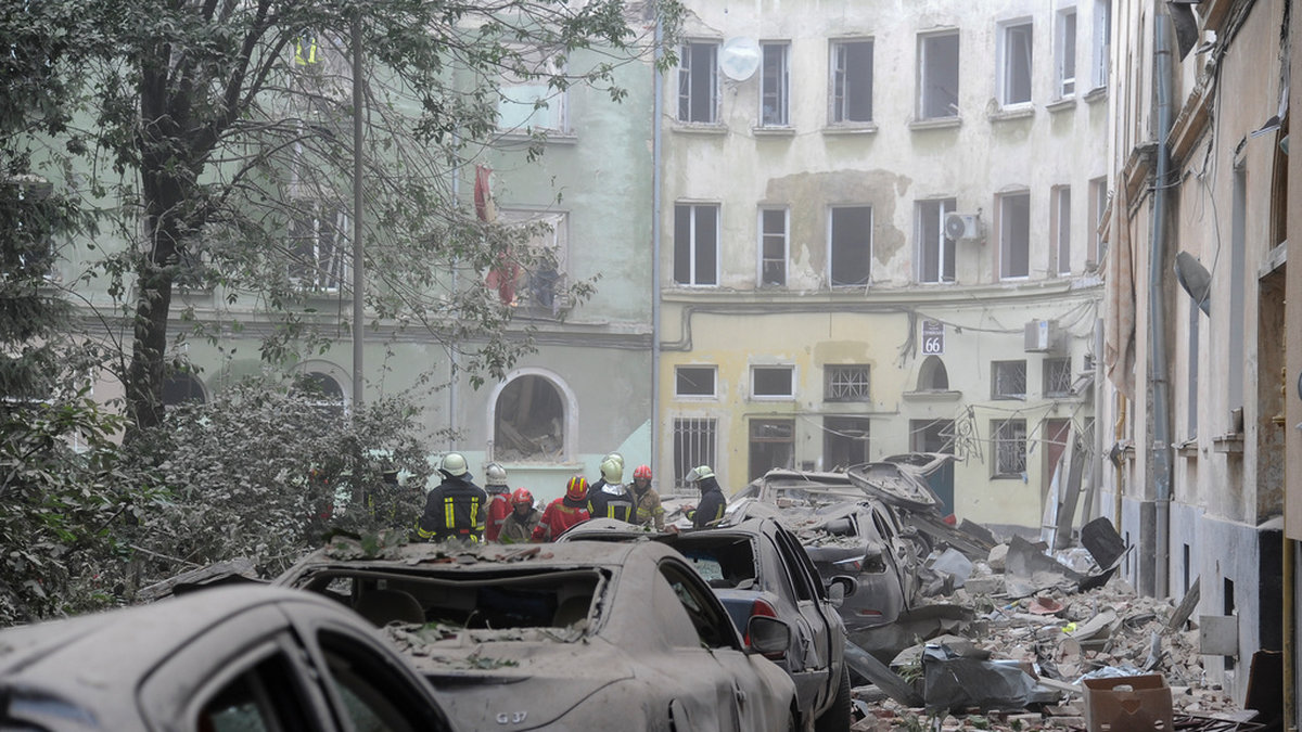Räddningspersonal söker efter fler offer vid skadade byggnader i Lviv efter nattens attack.
