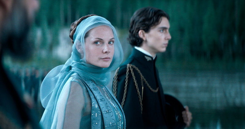Rebecca Ferguson, här med Timothee Chalamet, i en scen ur storfilmen 'Dune'. Den svenska skådespelaren tilldelas ett hederspris på Göteborgs filmfestival. Pressbild.