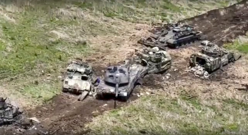 Den här bilden, som distribuerats av Rysslands försvarsdepartement, visar flera av Ukrainas militära fordon som har förstörts eller övergivits.