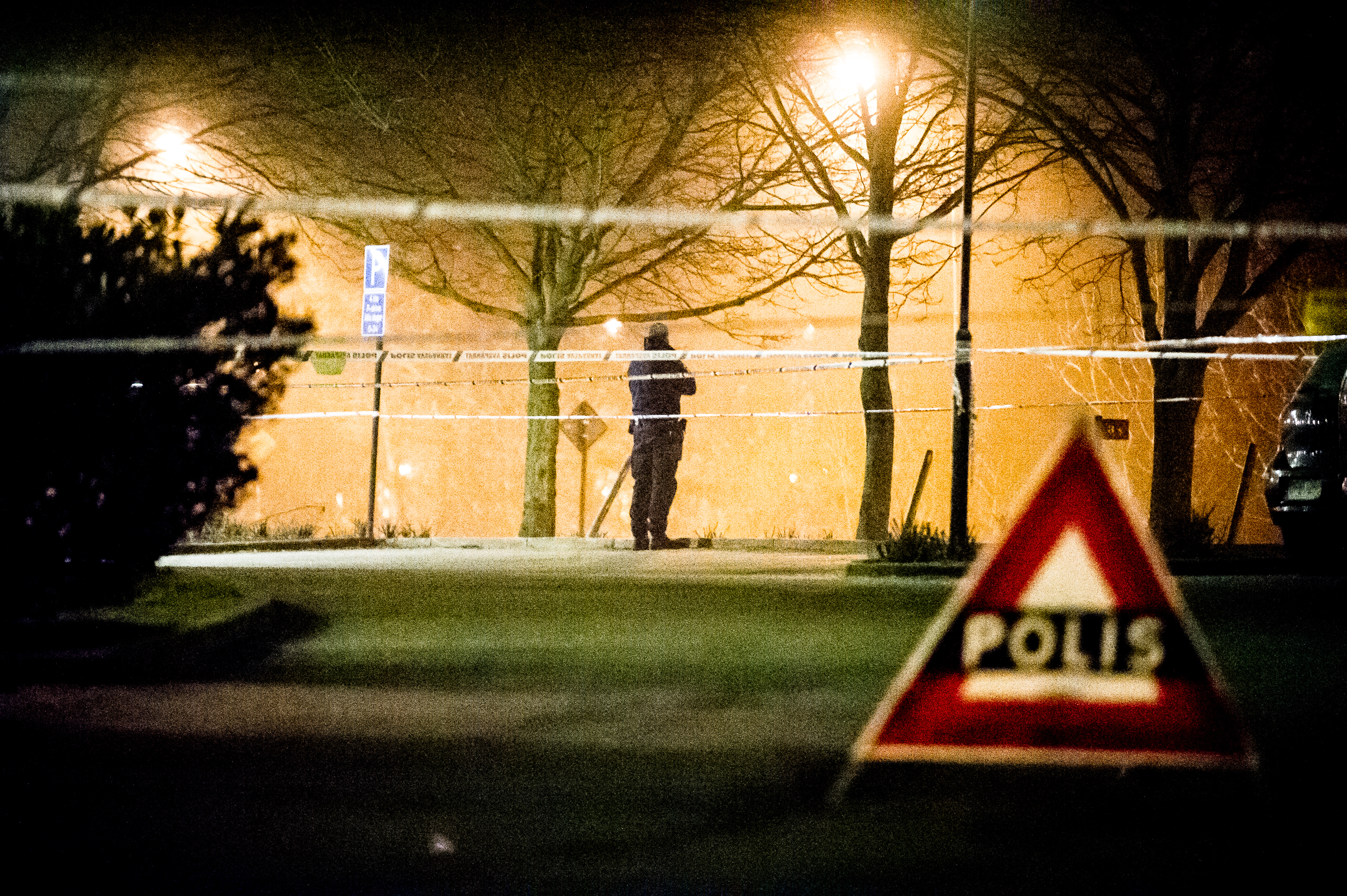 En 34-årig man sitter anhållen för knivmordet i Karlskrona. Mordoffret, en 46-årig man, tillhörde samma kriminella sfär. Båda är sedan tidigare kända av polisen.