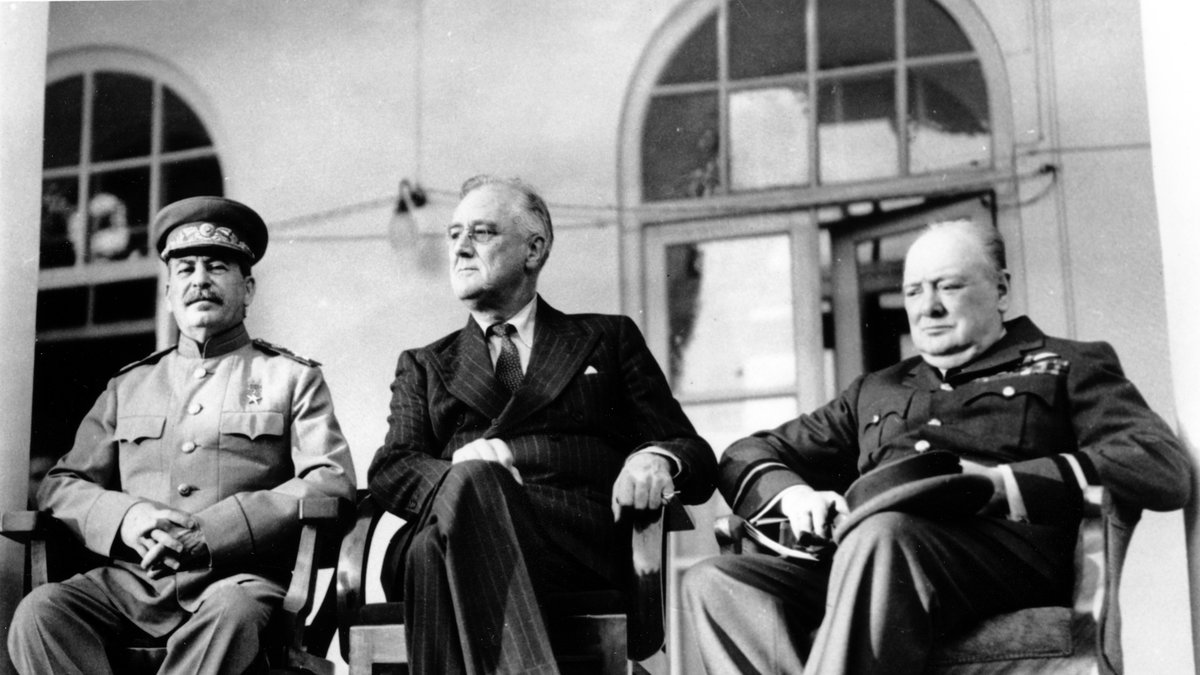 Man söker även efter människor som liknade Franklin D. Roosevelt (mitten) och Winston Churchill (till höger).