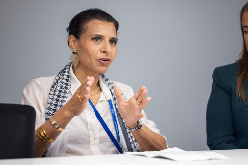 Centerpartiets Abir Al-Sahlani under en pressträff i Europaparlamentet i Strasbourg. Arkivbild.