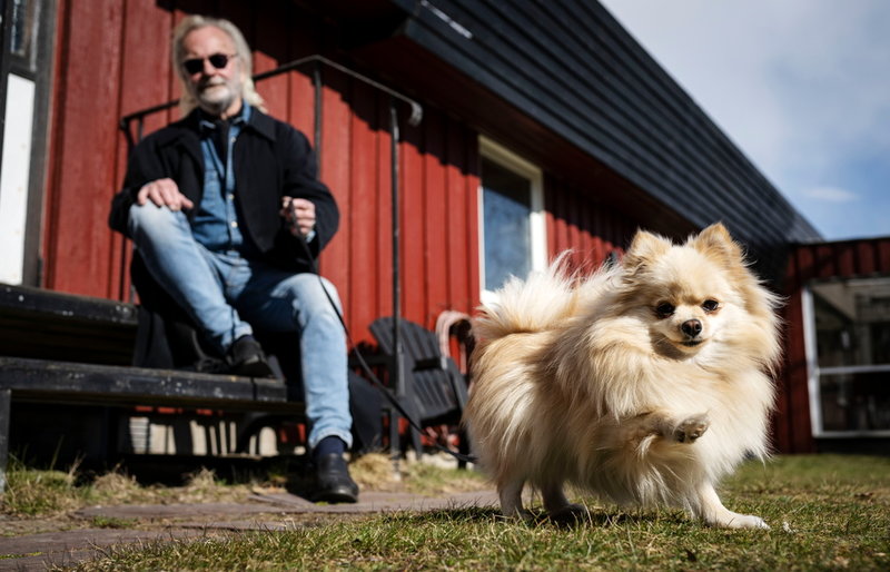 Michael Qvarsebo tillsammans med senaste hunden Mysan. Även kring den finns det frågetecken. – Men den är jättefin, så nu spelar det ingen roll, säger han.