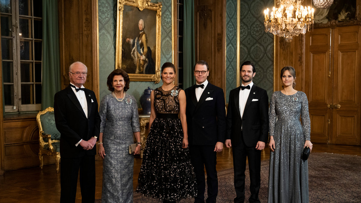 Kung Carl XVI Gustaf, drottning Silvia, kronprinsessan Victoria, prins Daniel, prins Carl Philip och prinsessan Sofia tar emot gäster till Sverigemiddagen på Stockholms slott.