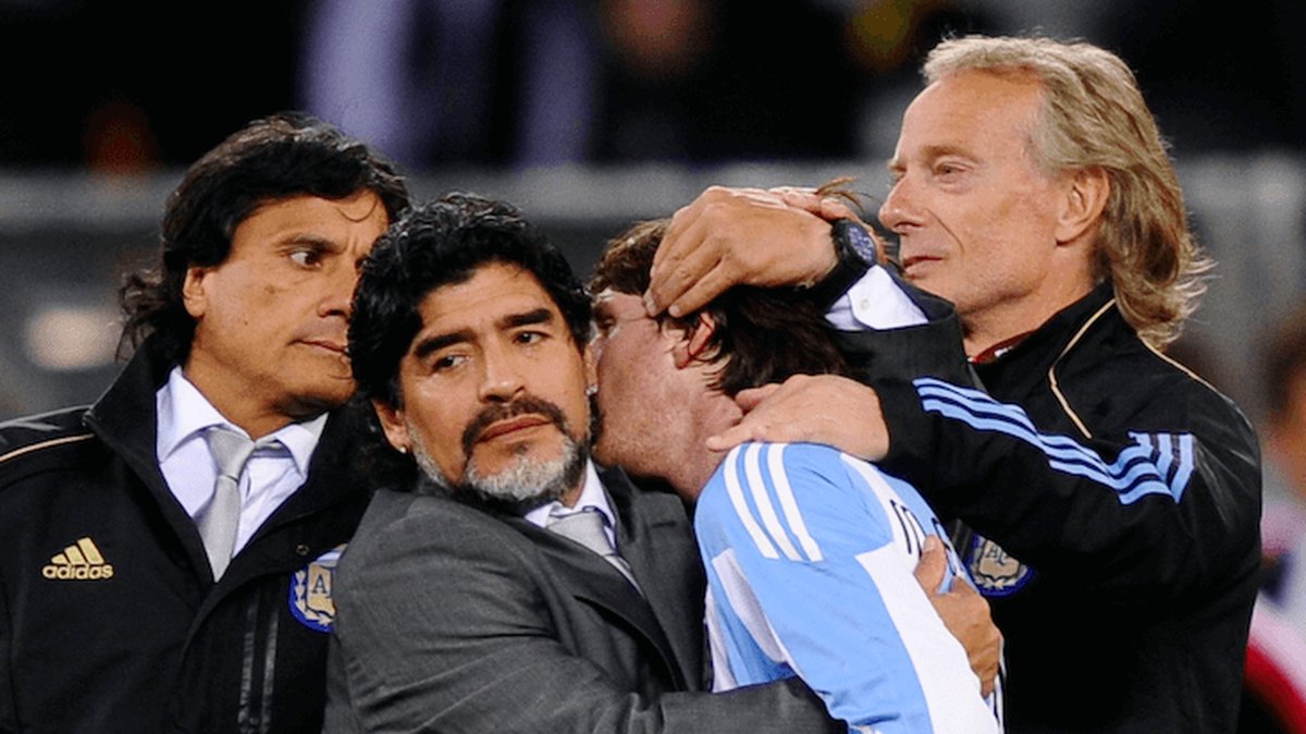Tränaren Diego Maradona kramar Messi. 