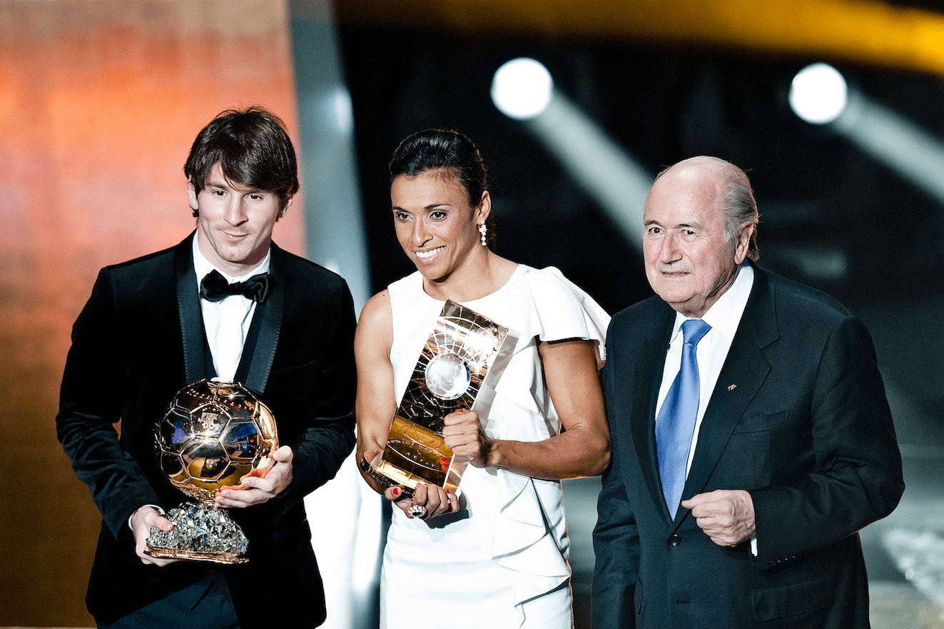 Han fick ta emot Guldbollen med Marta och Sepp Blatter. Han fick ta emot Guldbollen med Marta och Sepp Blatter.