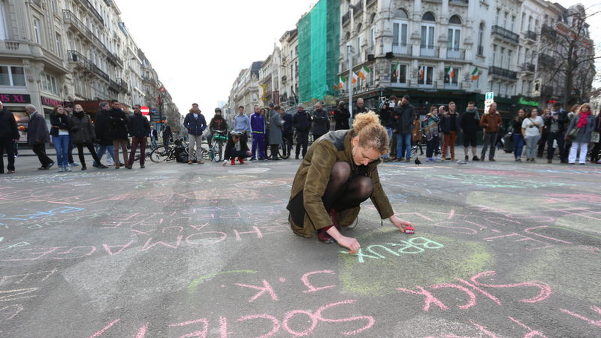 I Bryssel har människor samlats för att hedra de drabbade. 