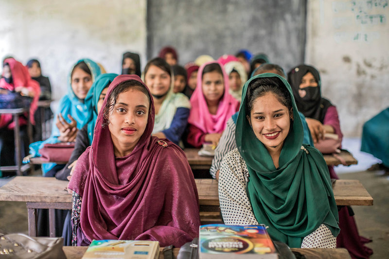 Shunhana, 17 och Sheemla, 16 är två av de flickor som fått genom projektet "Stop the stigma" fått lära sig mer om sexuell och reproduktiv hälsa.