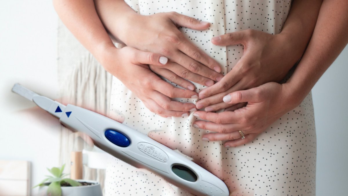 Graviditetstest och en gravid kvinna