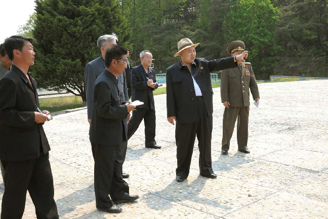 Kim Jong-un har lärt sig från sin far hur man pekar och tittar på saker.