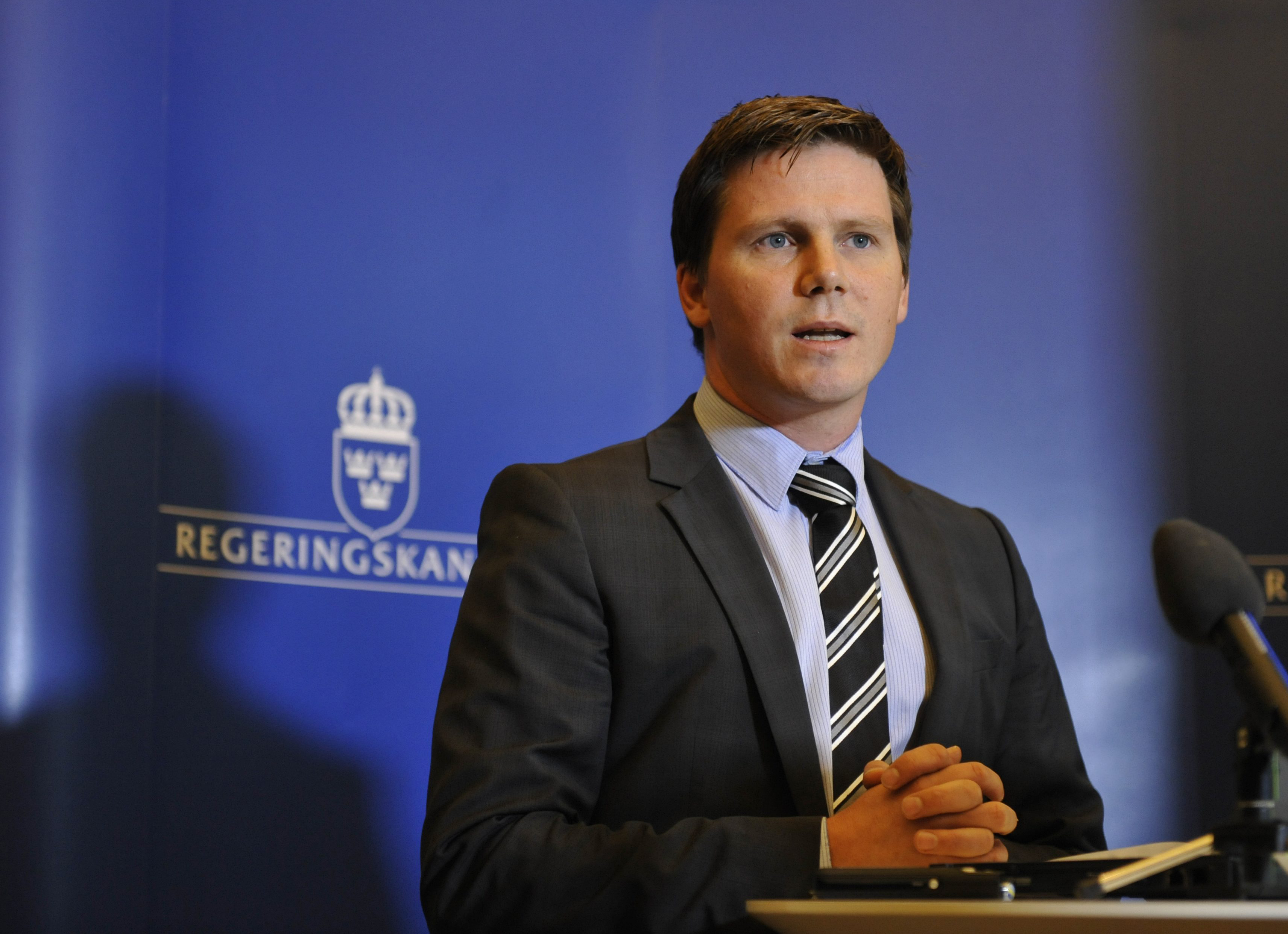 Enligt integrationsminister Erik Ullenhag "lyckas vi för dåligt med utlandsfödda elever".
