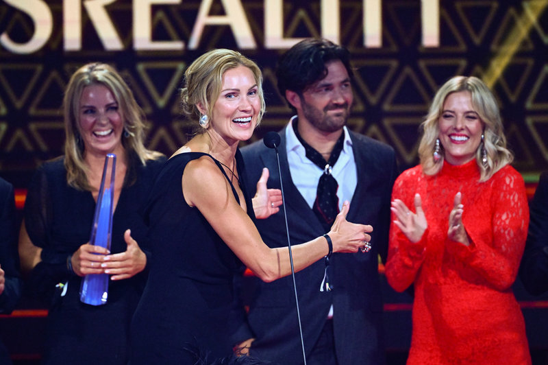 "Love is blind Sverige" vinner årets kärleksreality. Priset tog emot av bland andra programledaren Jessica Almenäs.