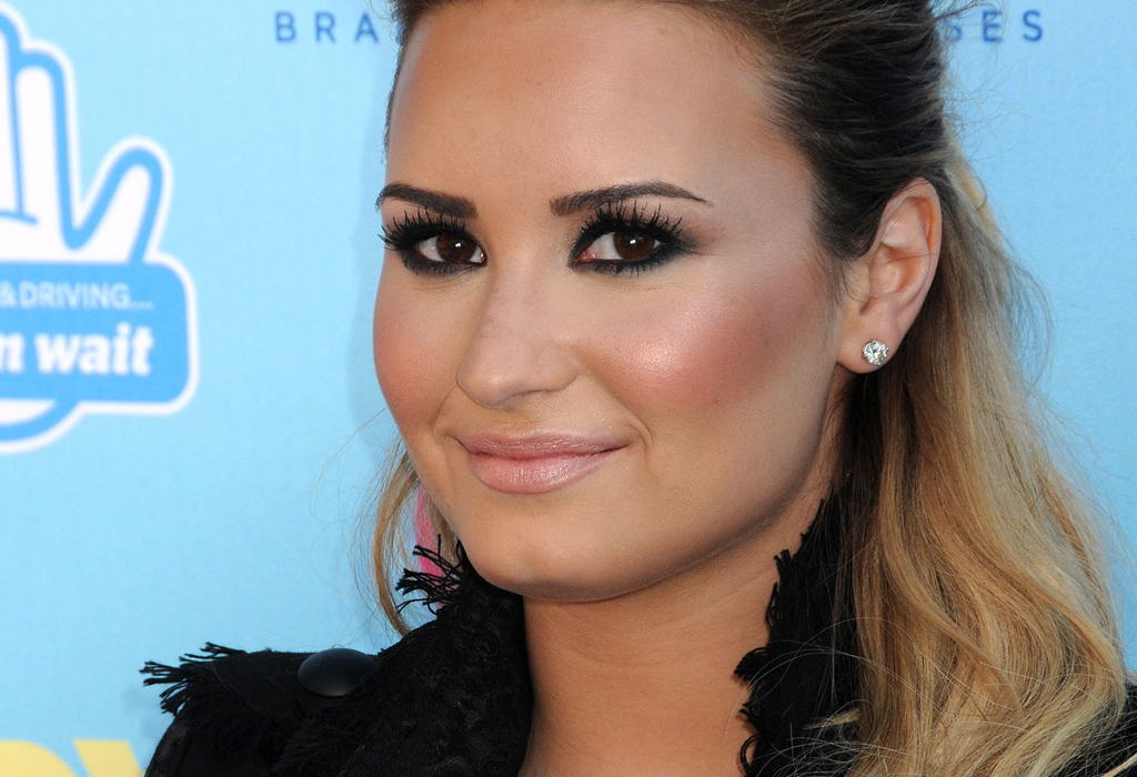Demi Lovato:I en intervju med Company Magazine berättade Disneystjärnan Demi Lovato att hon hade en födelsedagsfest med flera hundra gäster som hon ansåg vara hennes vänner. När hon senare låg inne på rehab fick hon inte mer än fyra stycken sms från folk som undrade hur hon mådde. "Det var ett uppvaknande. Jag har inte jättemycket vänner", säger hon.
