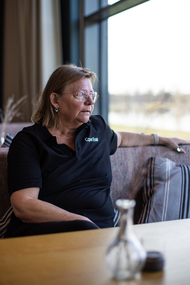 Maria Hansson, hotellchef på Cape East i Haparanda, blickar ut över älven.