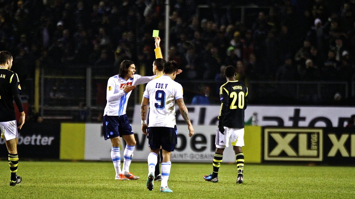 Cavani fick gult kort för att ha sparkat bort bollen. 