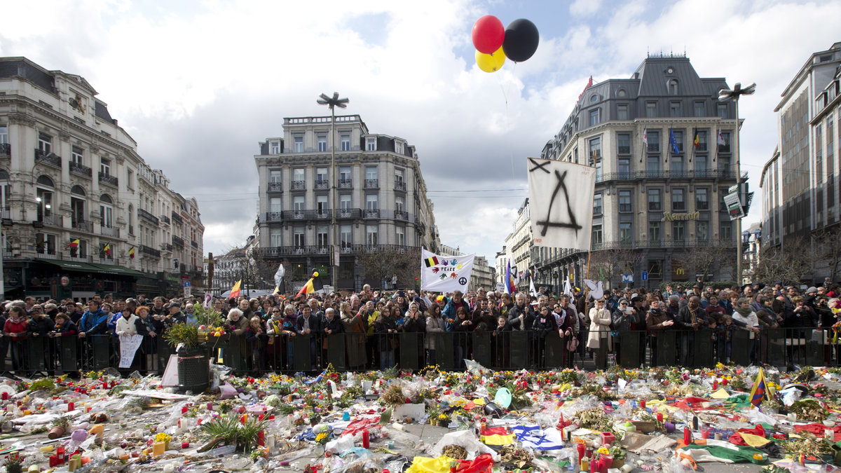 Hela världen sörjde – här samma dag i Bryssel. 