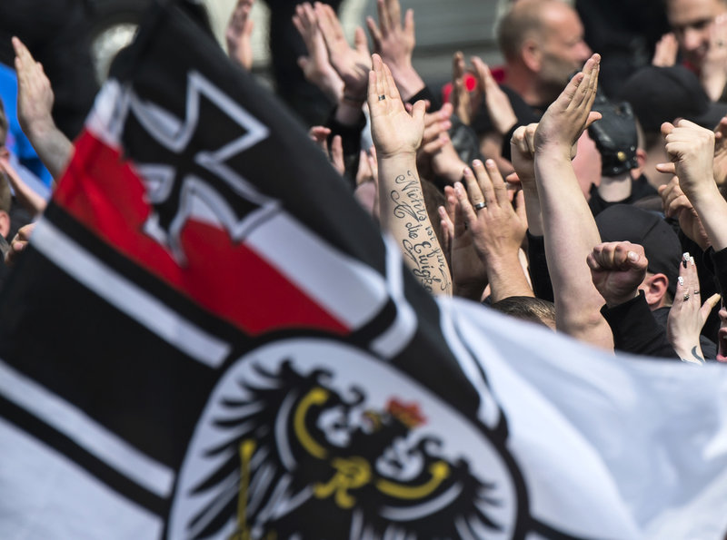 Antidemokratiska och högerextrema röster i Tyskland håller det tidigare kejsardömet som en förebild. Här hålls en flagga från den tiden upp vid en högerextrem demonstration i ett annat sammanhang. Arkivbild.
