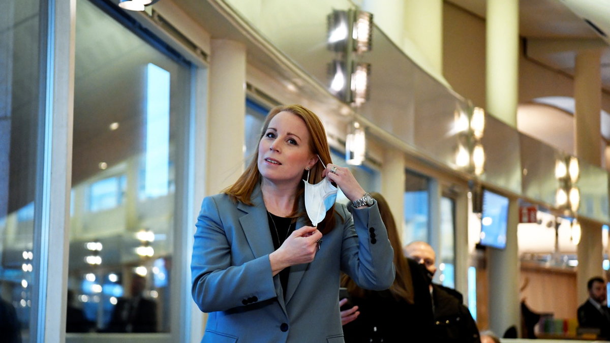 Annie Lööf (C) anländer till onsdagens partiledardebatt i riksdagen. Samma kväll meddelade Centerledaren att hon testat positivt för covid-19.