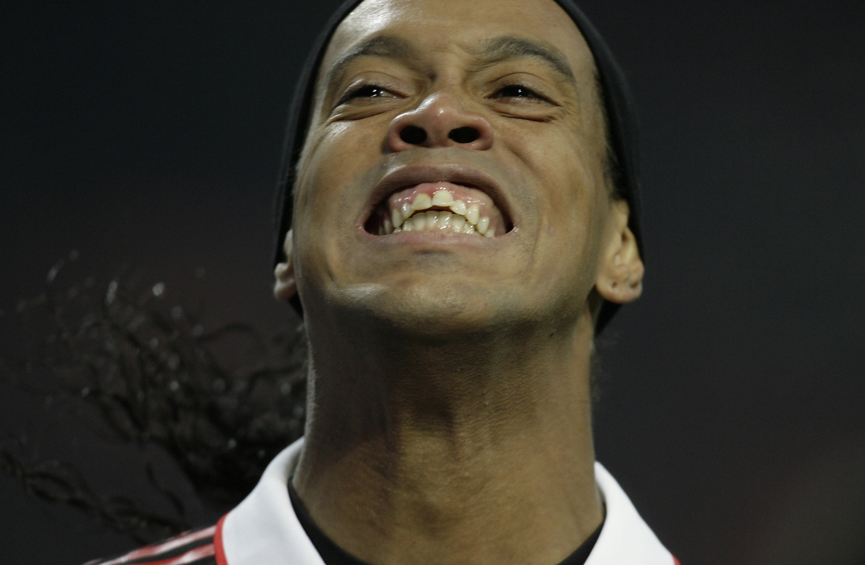 Brassestjärnan Ronaldinho fintade och dribblade sönder Albin Ekdals Siena. 