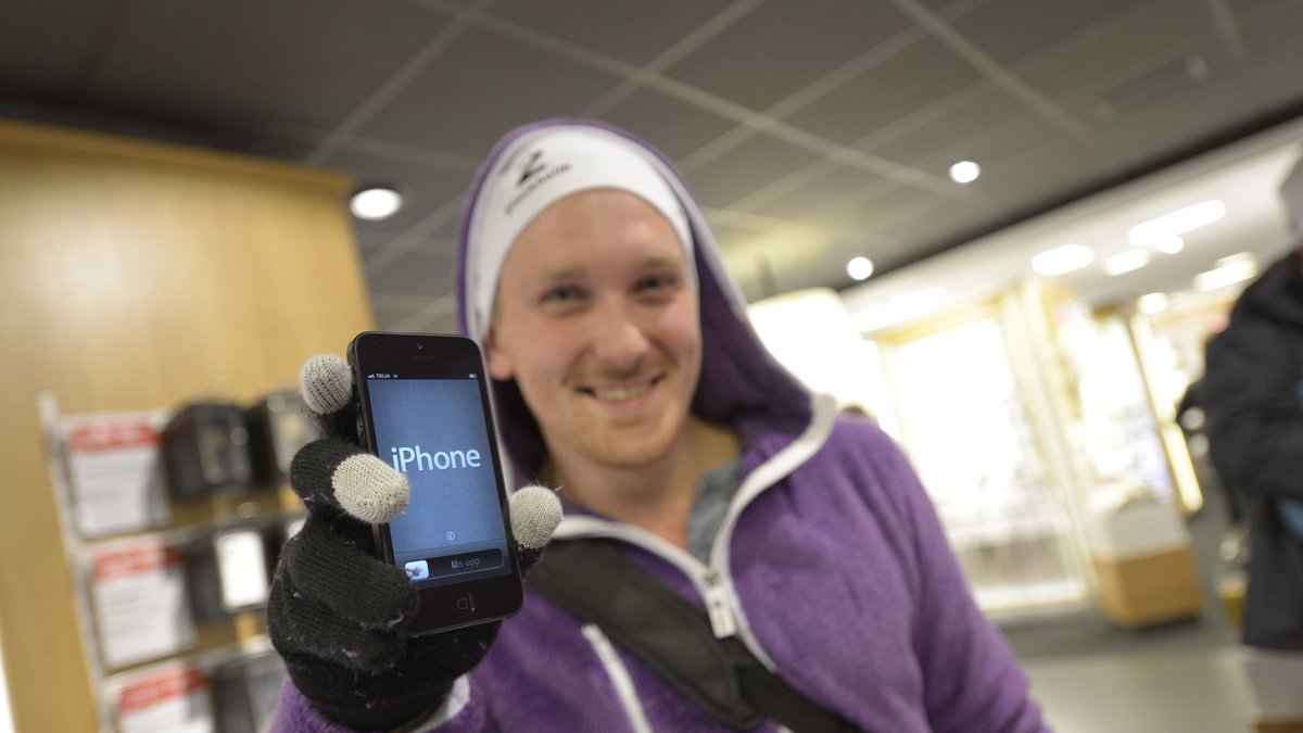 Viktor Nehag var en av de första lyckliga köparna av nya iPhone 5 i Telias butik på Kungsgatan.