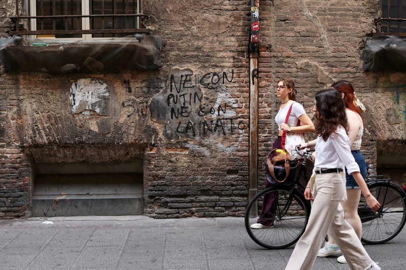 'Varken med Putin eller med Nato', står det skrivet på en vägg i centrala Bologna – en i Italien ofta upprepad pacifistisk slogan som har mötts av kritik för att inte ta ställning för Ukraina. Italien har varit medlem i Nato sedan 1949.