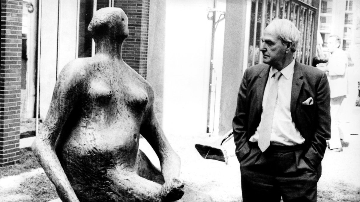 Den brittiske skulpturen Henry Moore var son till en kolgruvearbetare och fick själv ekonomiskt stöd som ung konstnär.