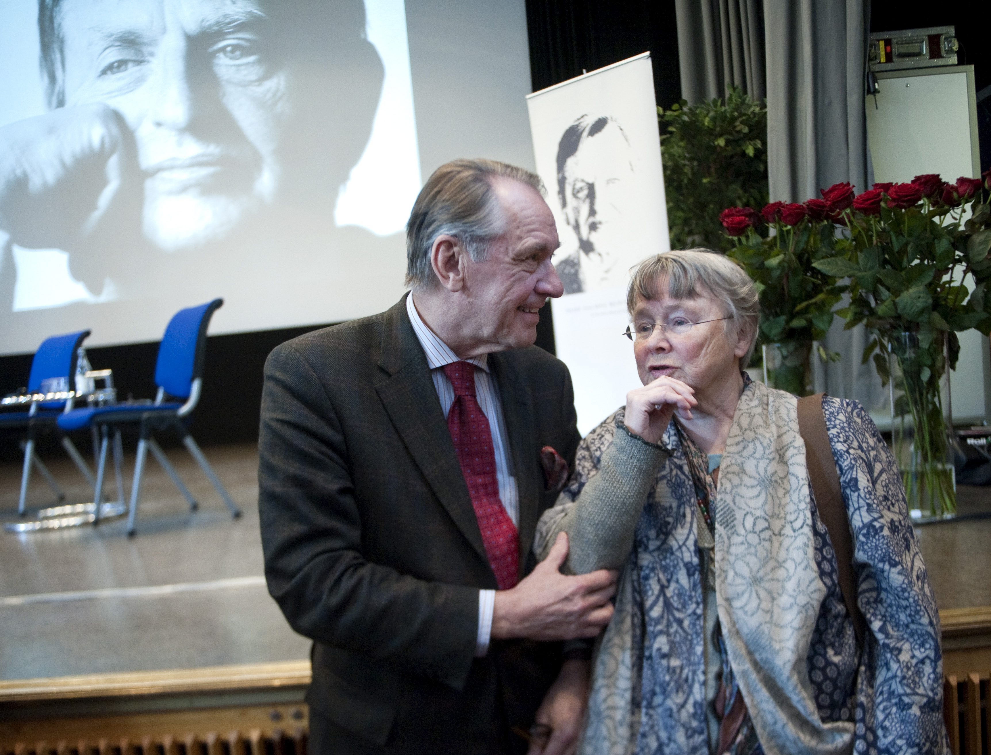 Hans änka Lisbet Palme, här tillsammans med tidigare utrikesminister Jan Eliasson, är fortfarande säker på vem som mördat maken.