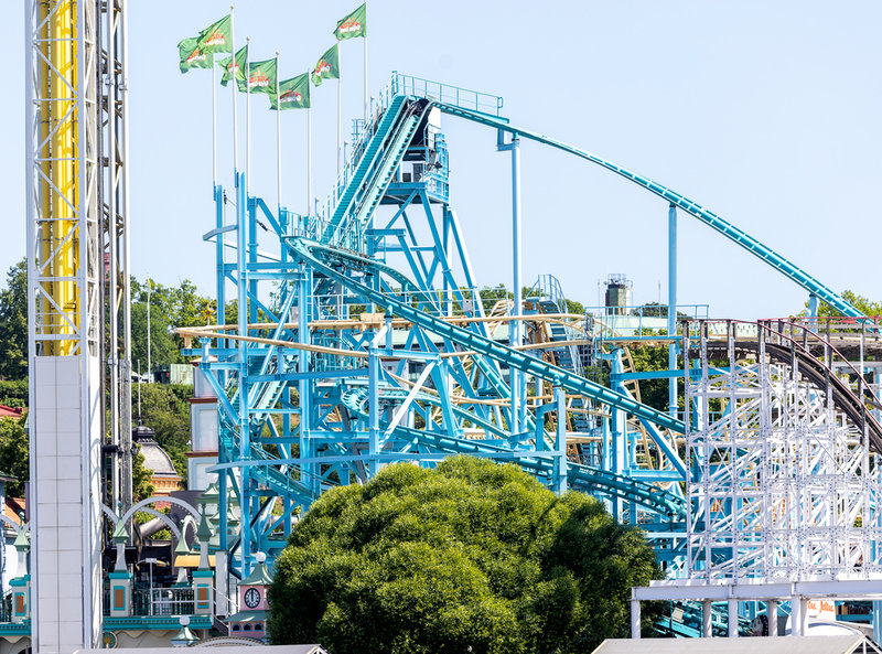 Den ljusblåa bergochdalbanan Jetline på Gröna Lund.