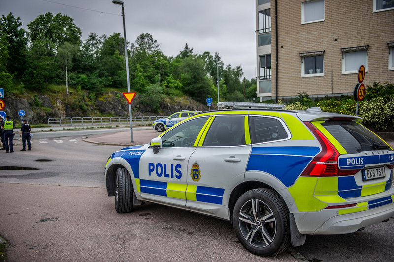 En man har dött efter att han blivit påkörd av en polisbil i Fagersta.Olyckan skedde strax efter midnatt, natten mot söndagen, och mannen avled på platsen.