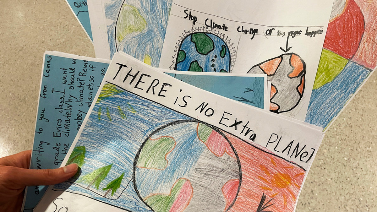 Teckningar och brev av amerikanska elever som uppmanar politiker och beslutsfattare att stoppa klimatförändringarna. Arkivbild.