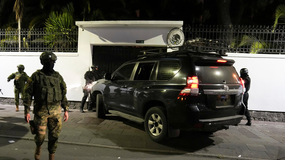 Det var sent på fredagen som polis tog sig in på Mexikos ambassad i den ecuadorianska huvudstaden Quito.