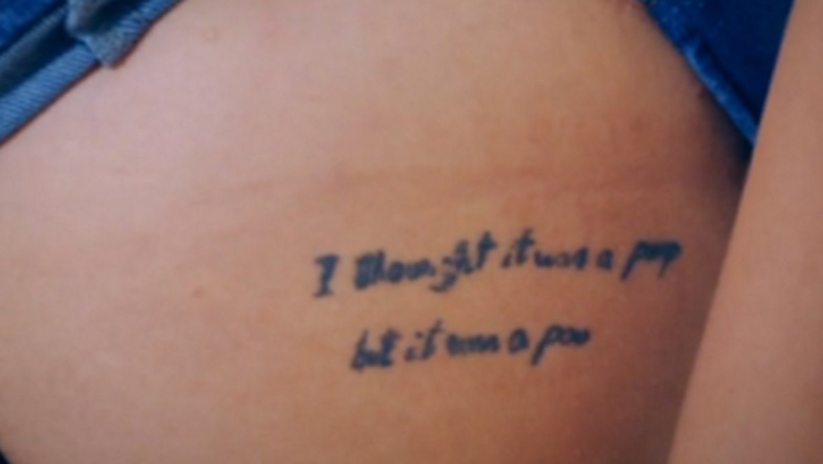 "Jag trodde det var en fis men det var bajs" är nu tatuerat på hennes rumpa. 