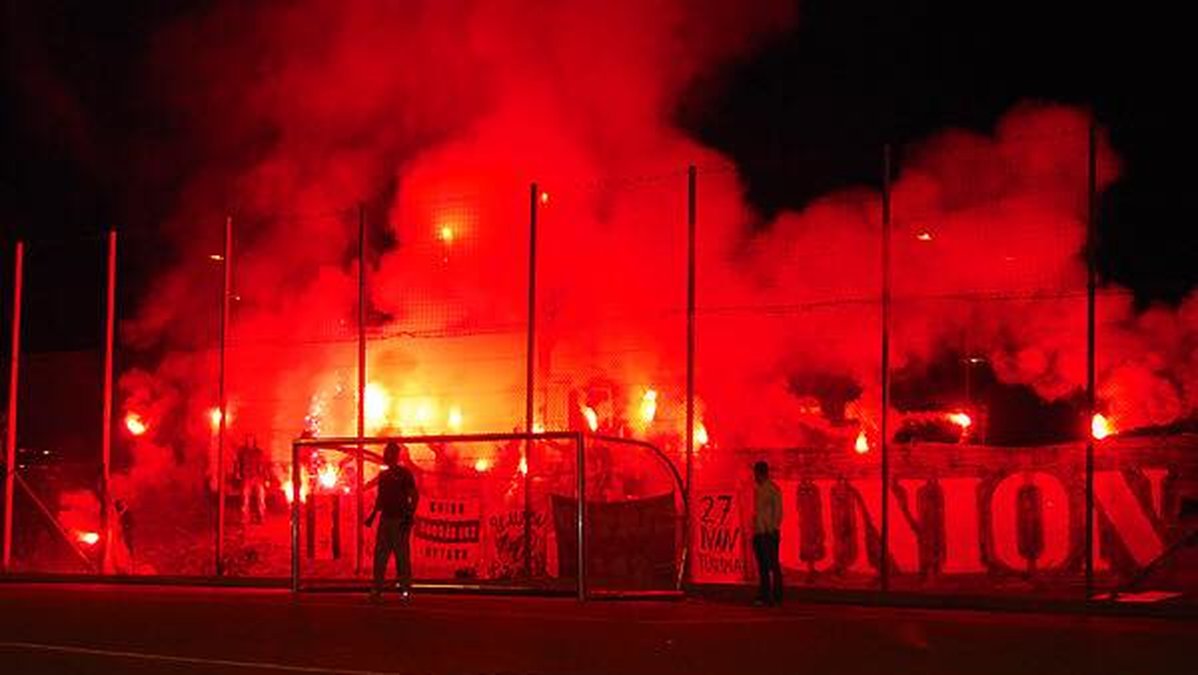 Det var i matchen mellan kompisgängen Union Skogås och CSKA Sköndal som det brann. 