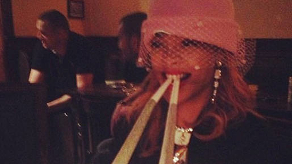 Rihanna tänder två jointar i Amsterdam. 