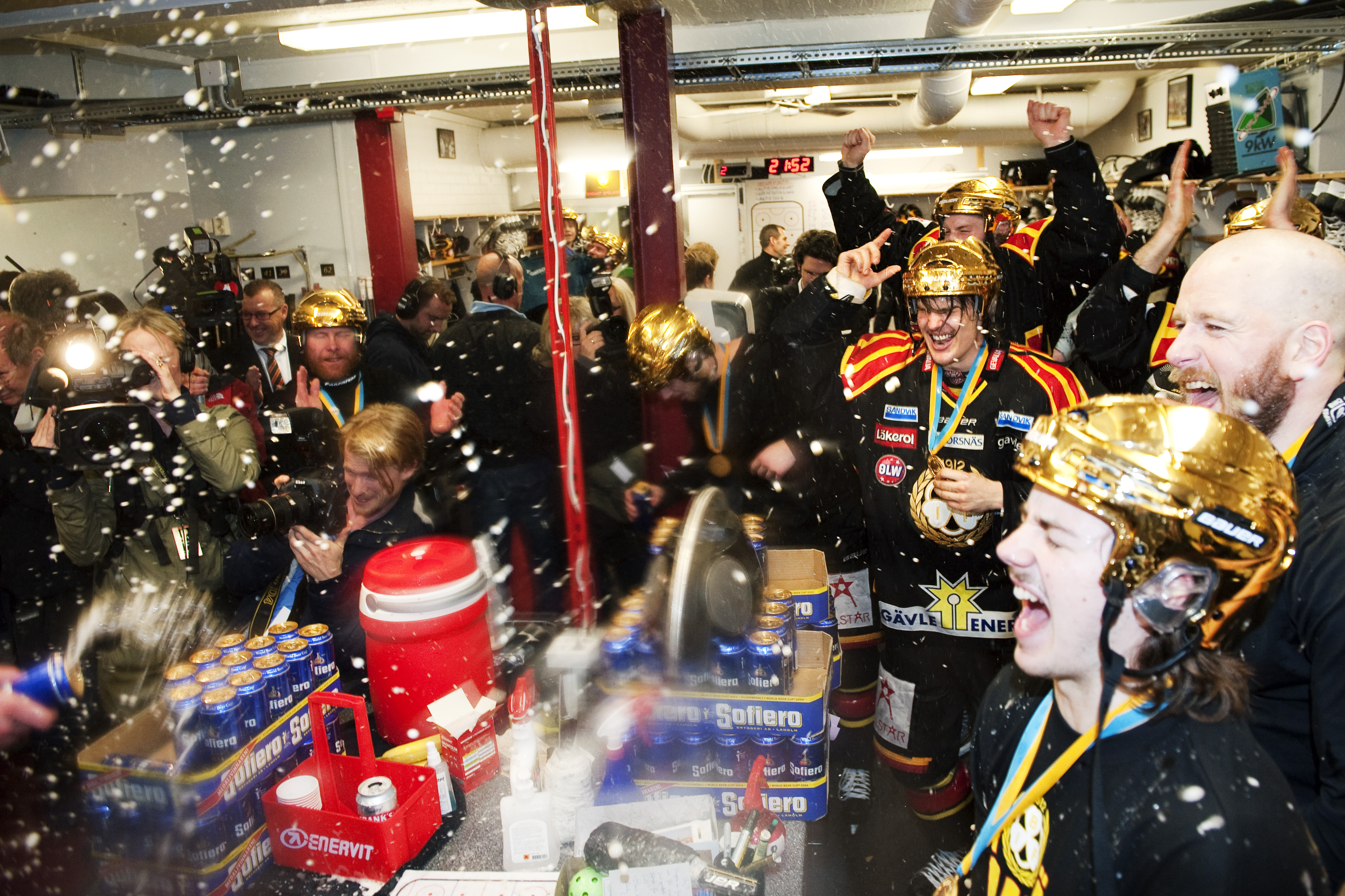 I omklädningsrummet firade guldhjältarna. I omklädningsrummet firade guldhjältarna.