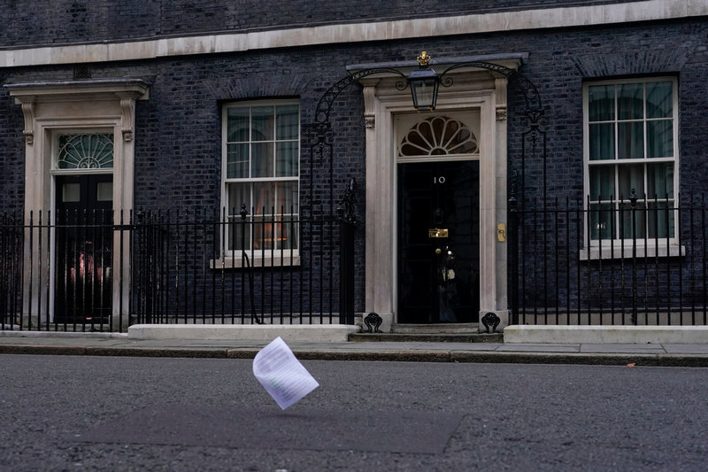 En utskrift av Sue Grays rapport flyger förbi i vinden utanför 10 Downing Street på måndagen.