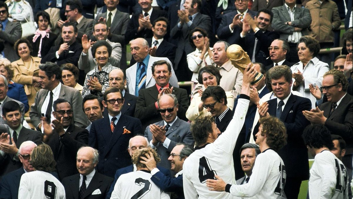 Västtyska spelare firar VM-guldet i München 1974. Arkivbild.