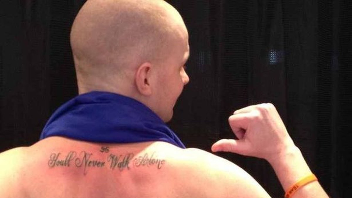 "You'll never walk alone" brukar inte Evertonsupportrar ha på sina tatueringar.