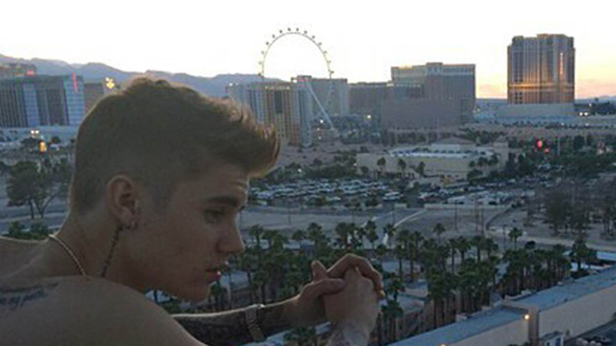 Justin Bieber slappar på balkongen. 