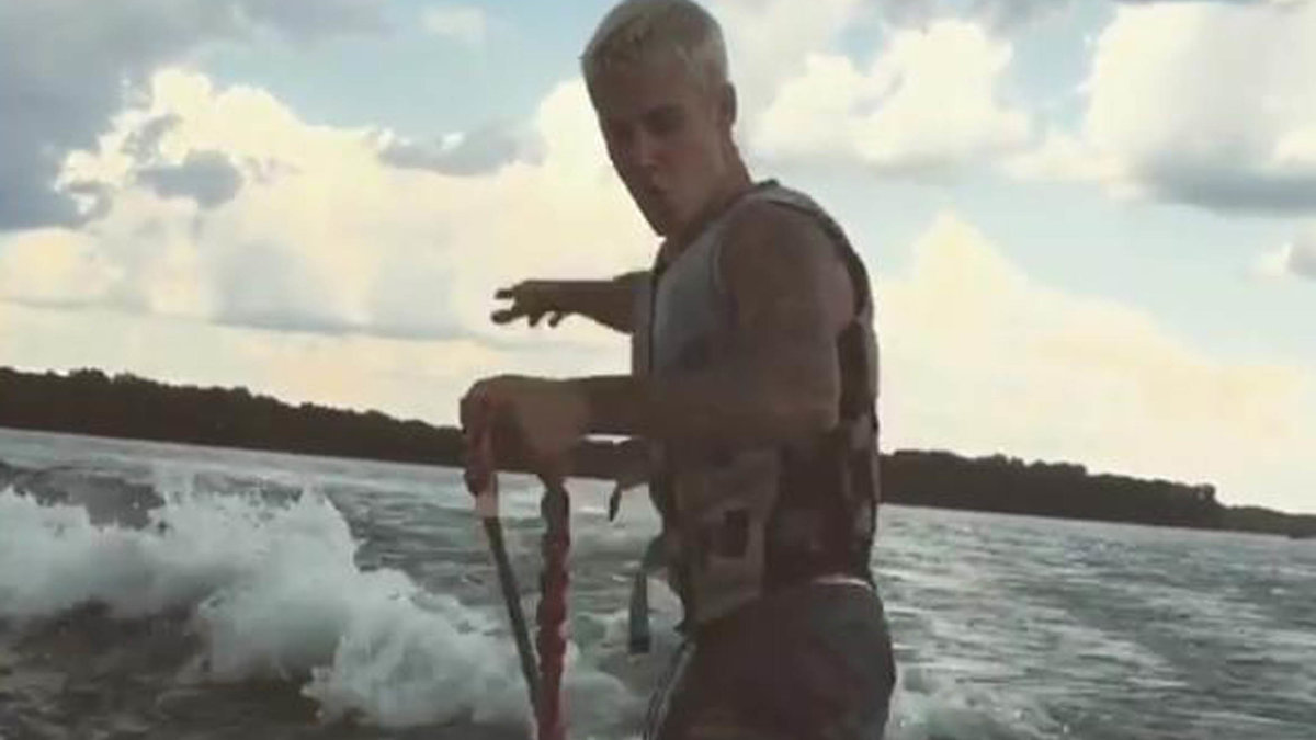 Justin är minst sagt sportig. Så här såg det ut i slutet av juni när han hade kul till havs. 