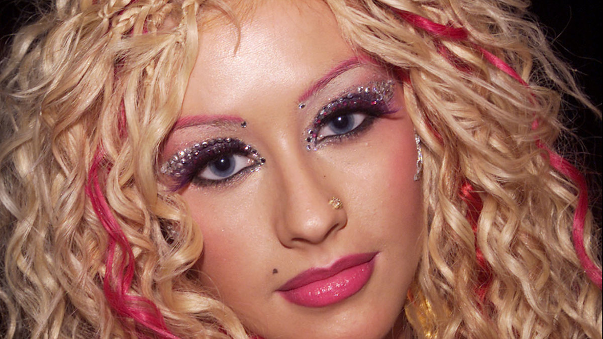 Christina Aguilera i en rejält overklig look – en föregångare till nästa superdiva i bildspelet.