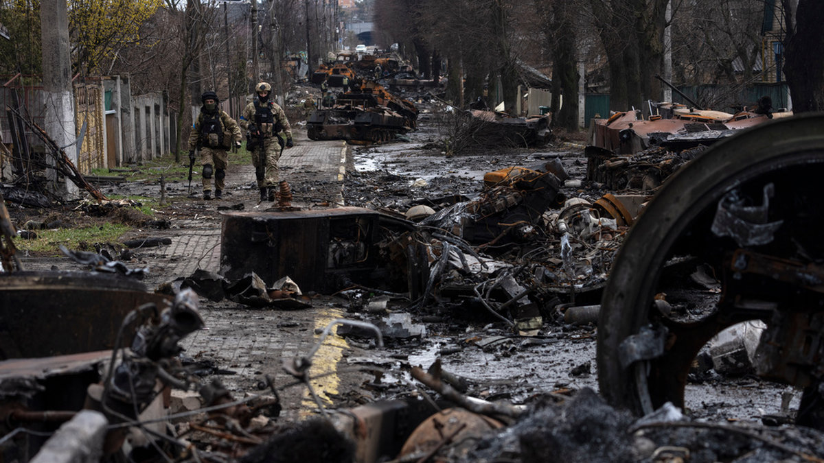 Bilderna från Butja utanför Ukrainas huvudstad Kiev visar förödelse och på gatorna har många dödade civila hittats.