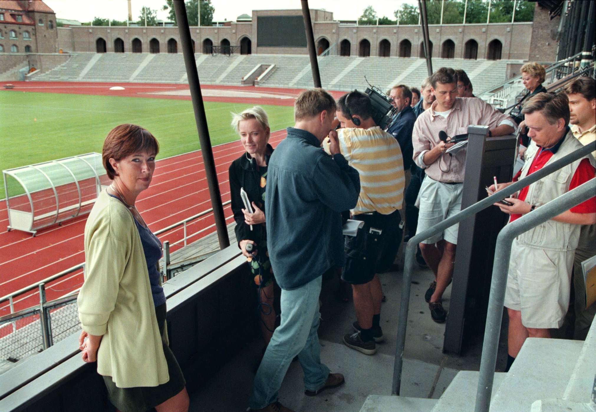Inte bara bollsporter har utspelats på Stockholms Stadion. Här spelas ett spel som kallas "politik", när Mona Sahlin besvarar pressens frågor om Stockholms OS-ansökan år 1997.